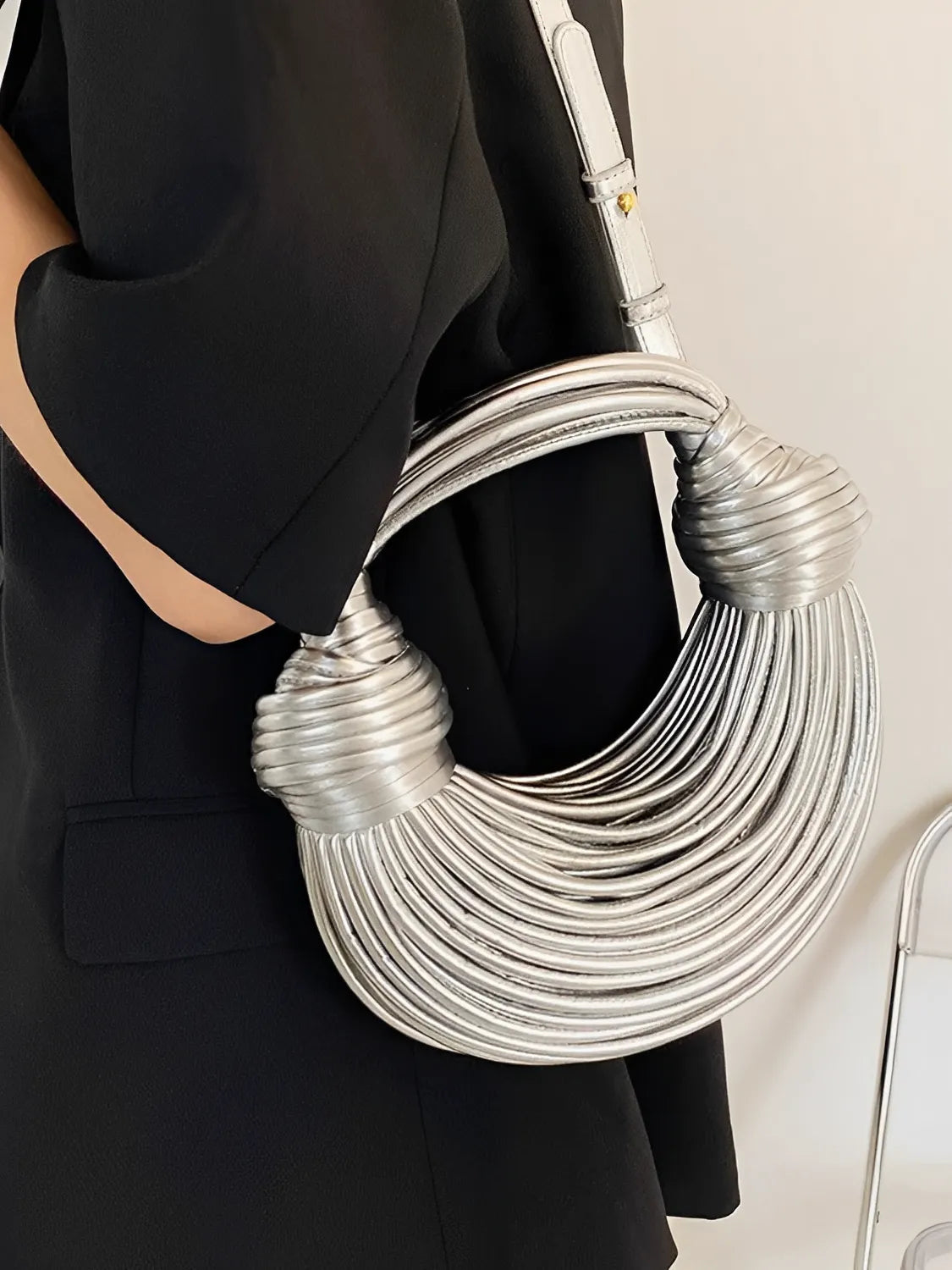 Bolsa Femenina Clutch de Mano con Detalles en Cuerdas y Nudos - Crada