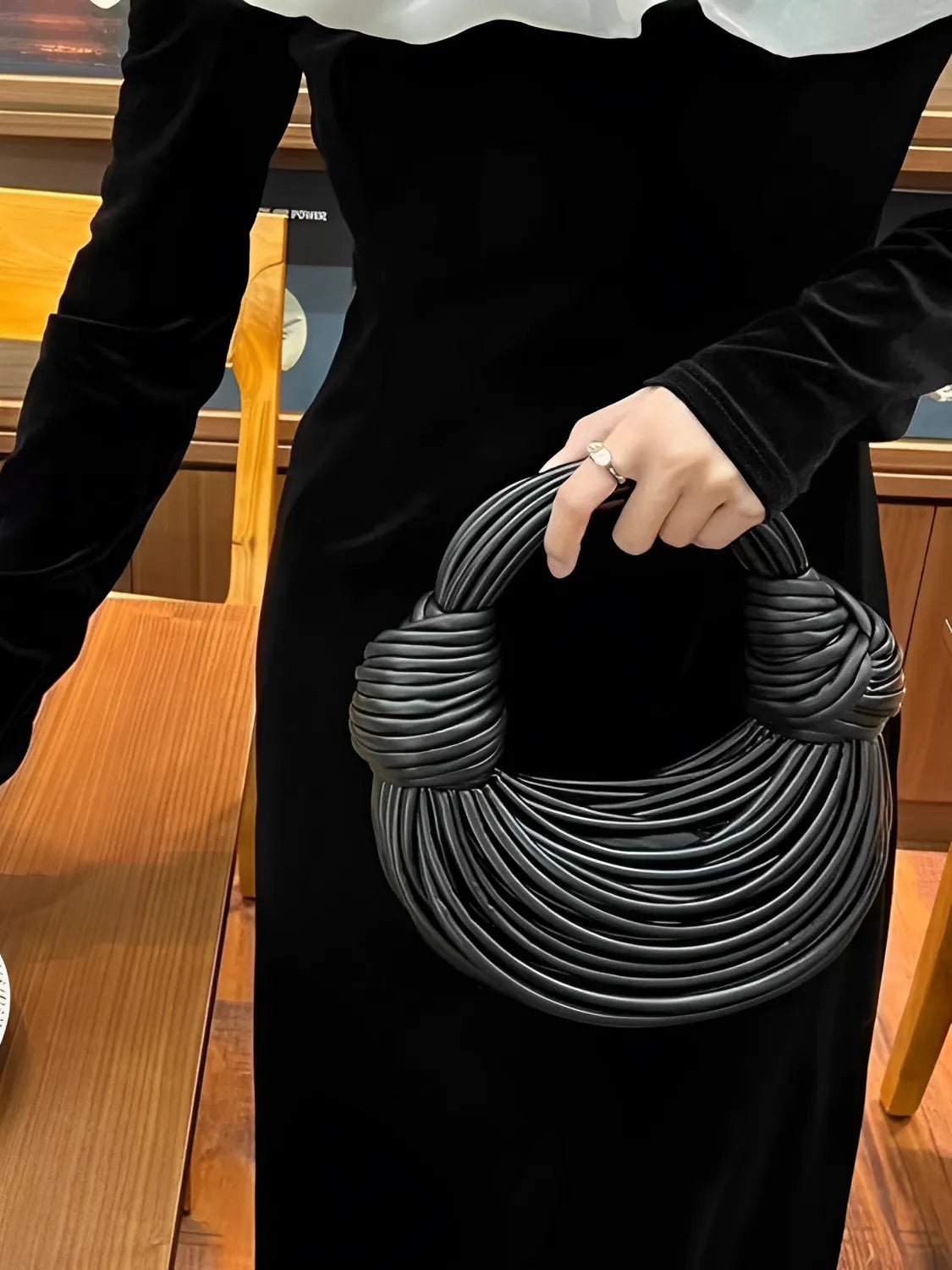 Bolsa Femenina Clutch de Mano con Detalles en Cuerdas y Nudos - Crada