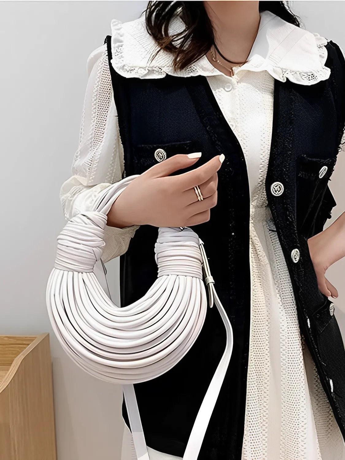 Bolsa Femenina Clutch de Mano con Detalles en Cuerdas y Nudos - Crada