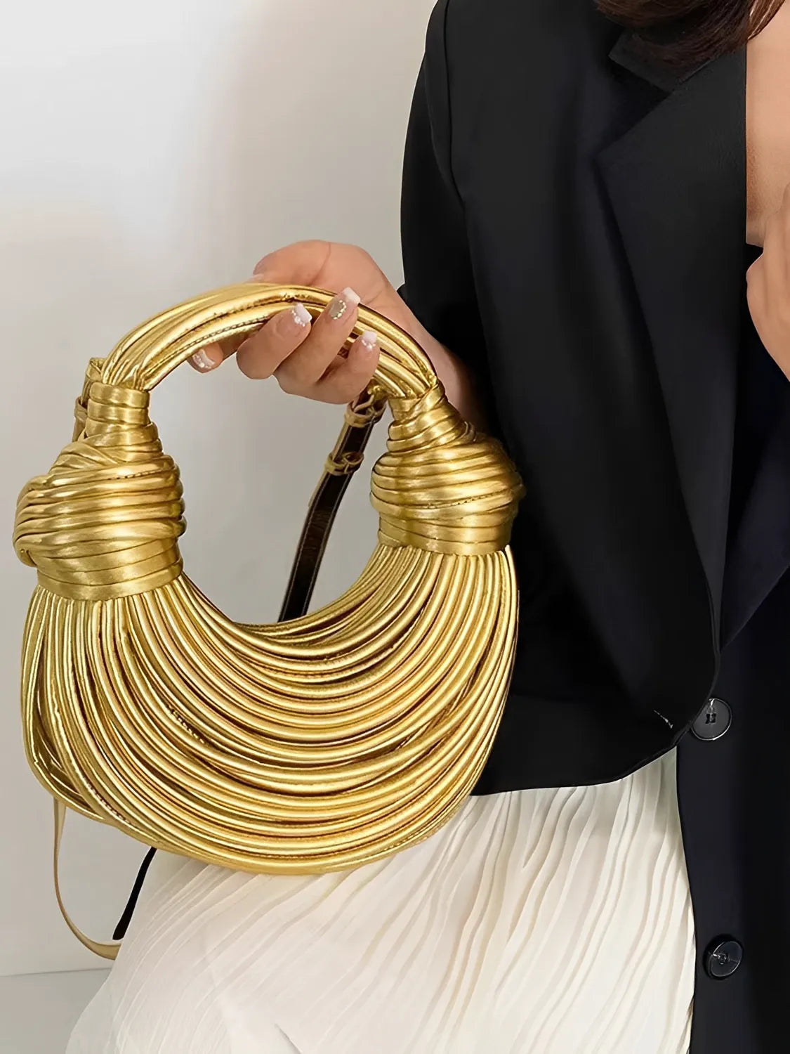 Bolsa Femenina Clutch de Mano con Detalles en Cuerdas y Nudos - Crada