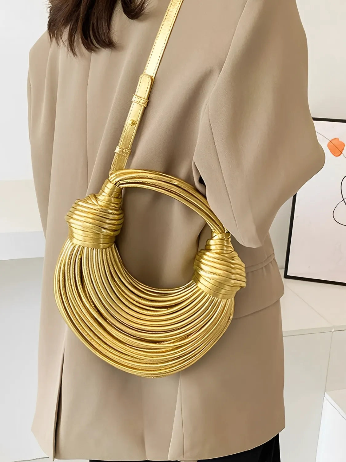 Bolsa Femenina Clutch de Mano con Detalles en Cuerdas y Nudos - Crada
