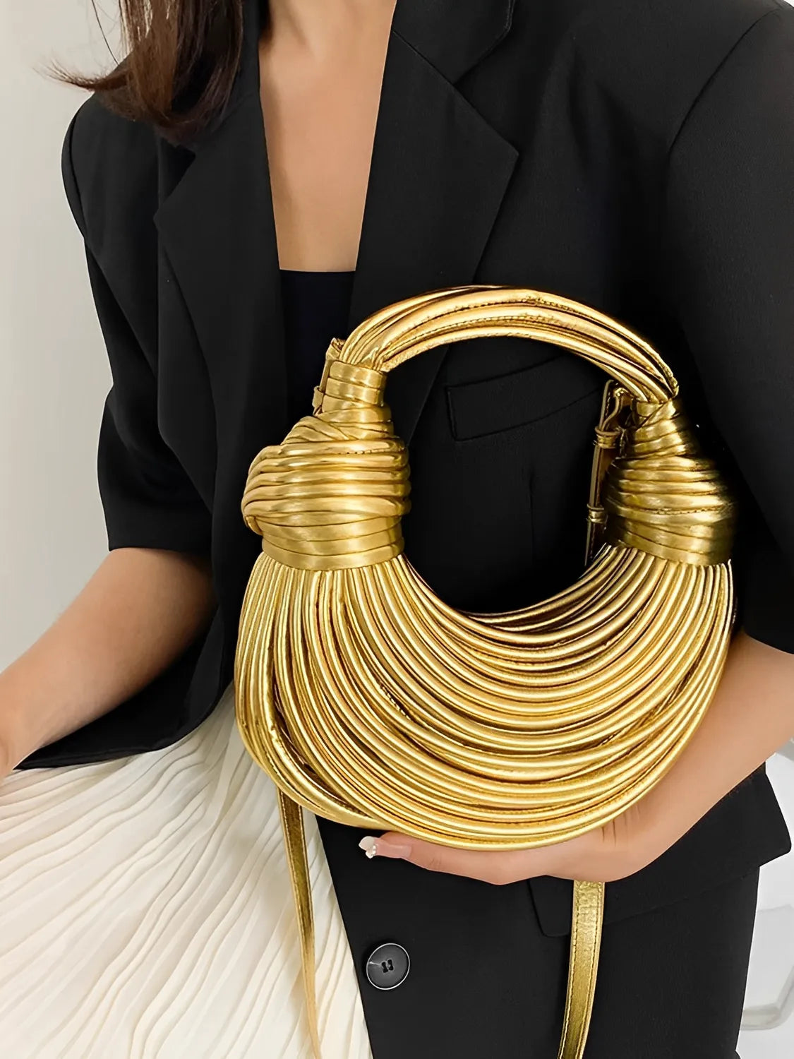Bolsa Femenina Clutch de Mano con Detalles en Cuerdas y Nudos - Crada
