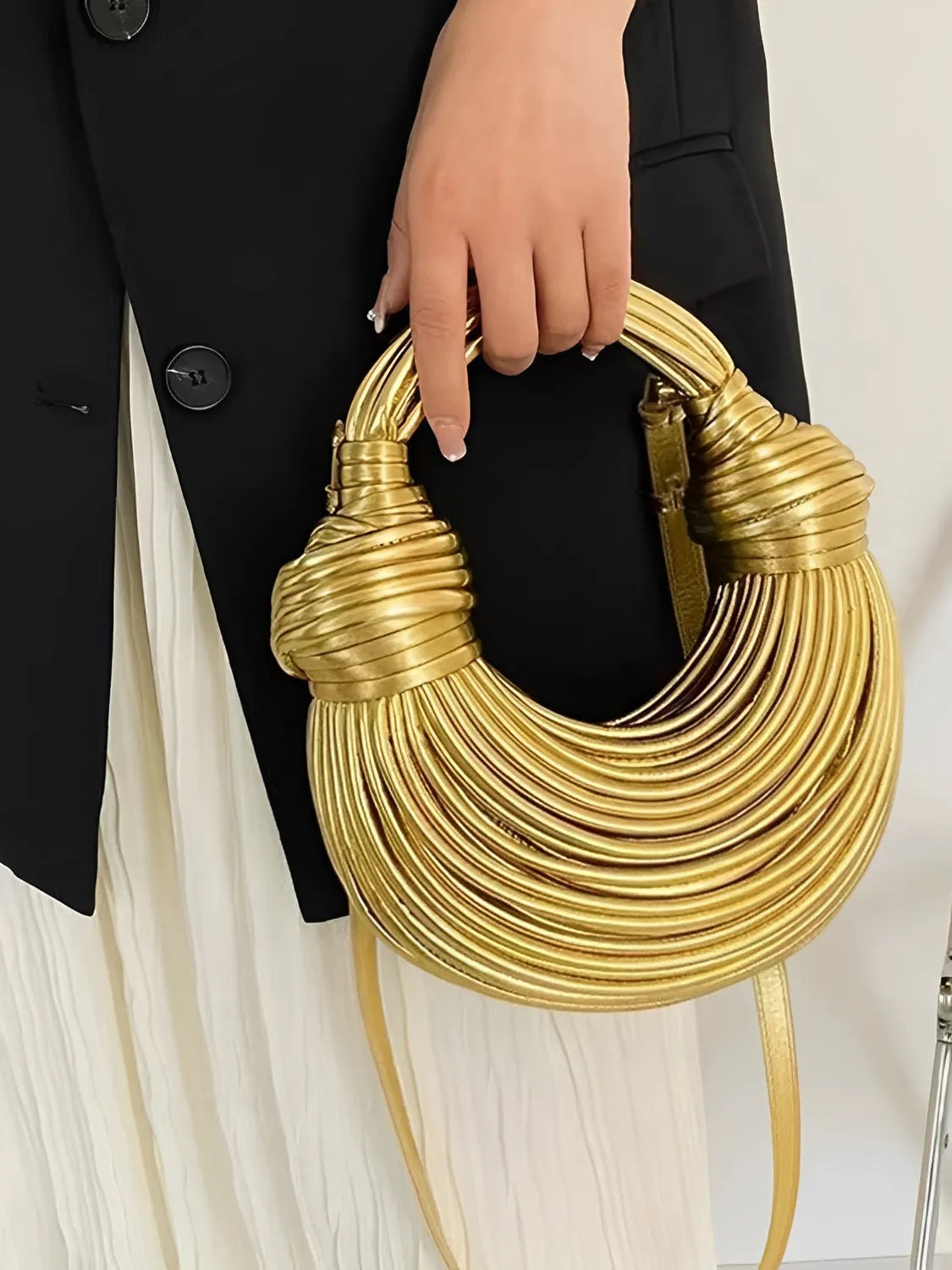 Bolsa Femenina Clutch de Mano con Detalles en Cuerdas y Nudos - Crada