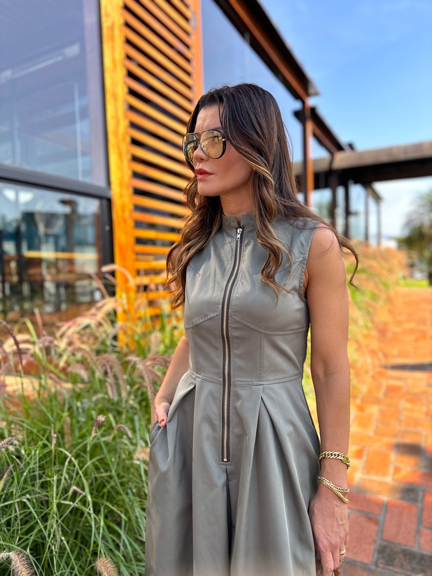 Vestido Femenino Largo con Cierre en el Busto, Cintura Imperio y Bolsillos - Liriel