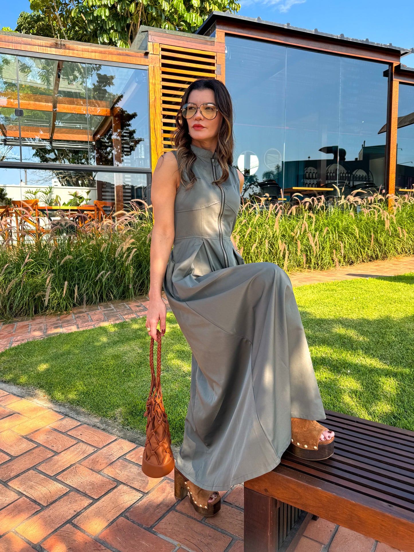 Vestido Femenino Largo con Cierre en el Busto, Cintura Imperio y Bolsillos - Liriel
