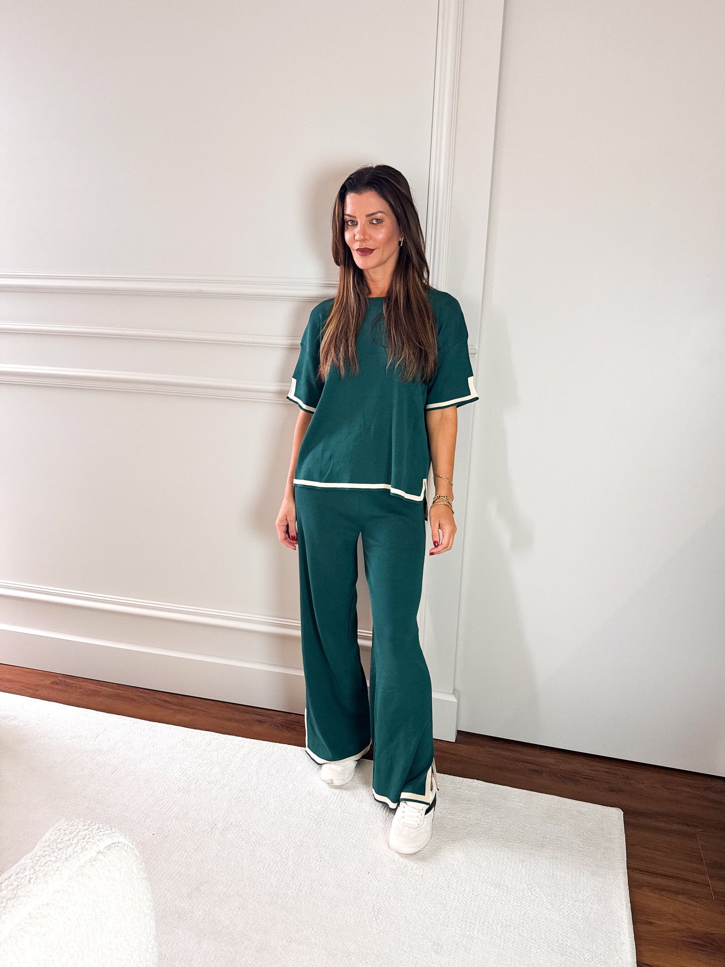 Conjunto Femenino en Viscosa con Blusa Mullet de Manga Corta y Pantalón de Cintura Alta con Abertura en la Barra – Mirtes