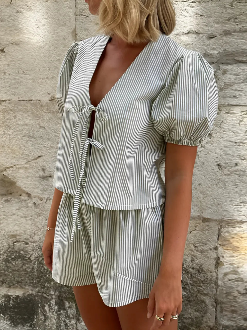 Conjunto Femenino a Cuadros con Blusa de Amarre Frontal y Manga Abullonada y Pantalón Corto con Cintura Elástica - Cassie