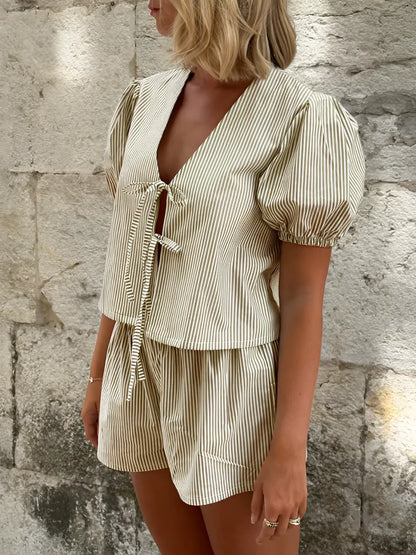 Conjunto Femenino a Cuadros con Blusa de Amarre Frontal y Manga Abullonada y Pantalón Corto con Cintura Elástica - Cassie