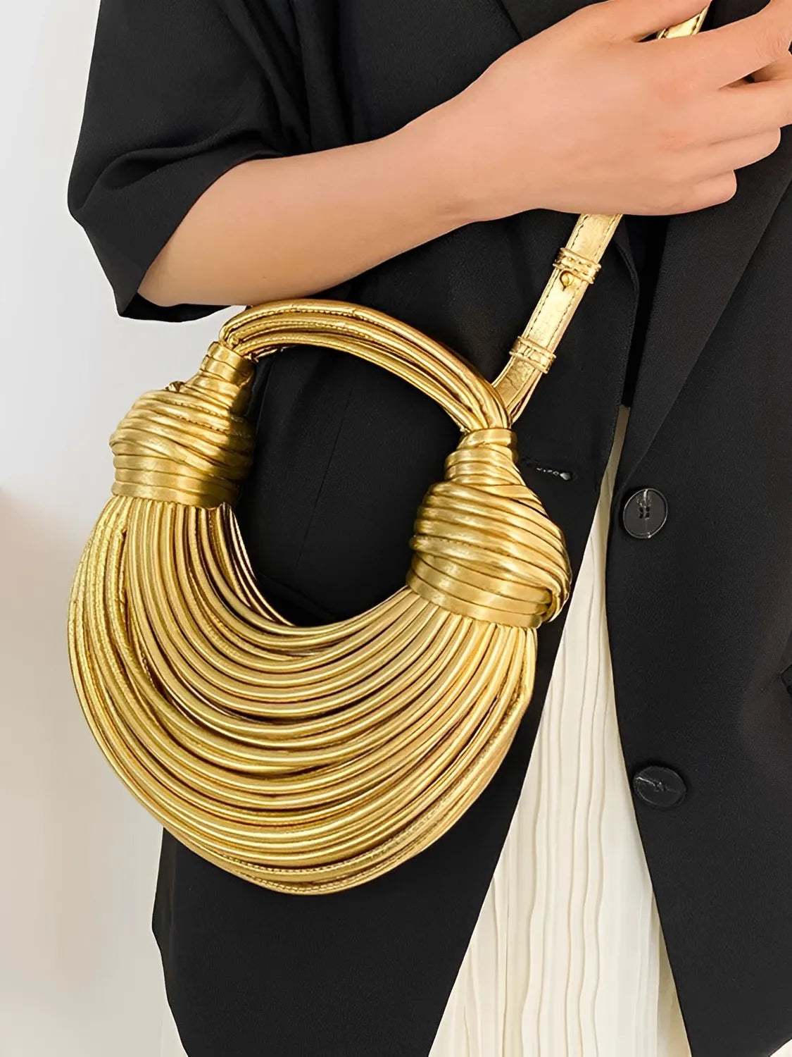 Bolsa Femenina Clutch de Mano con Detalles en Cuerdas y Nudos - Crada