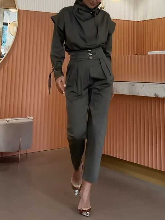 Conjunto Femenino Cargo con Cinturones, Blusa de Cuello Alto y Pantalón de Cintura Alta - Jade