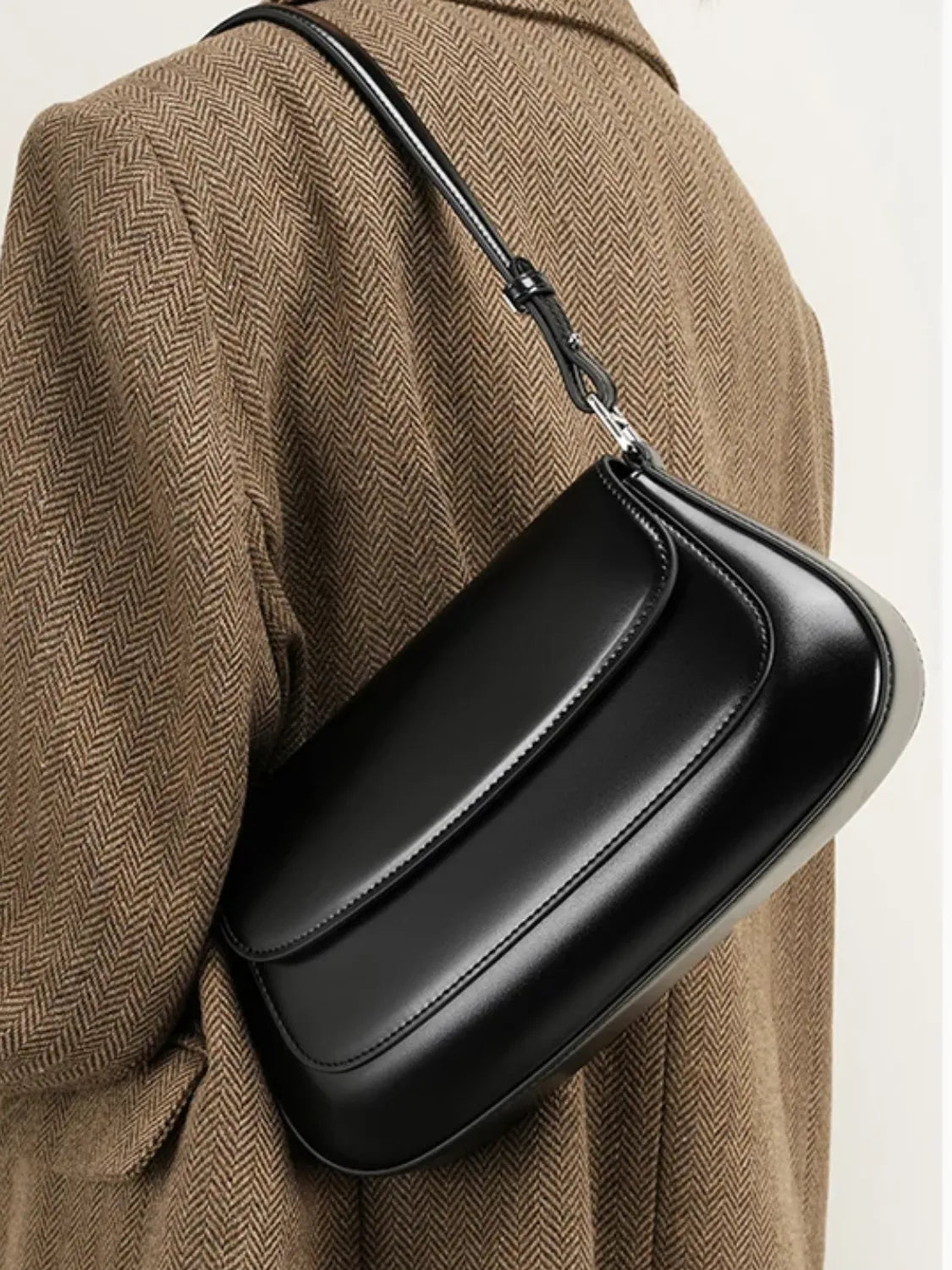 Bolsa Femenina Baguette de Hombro en Cuero con Asa Ajustable - Briana