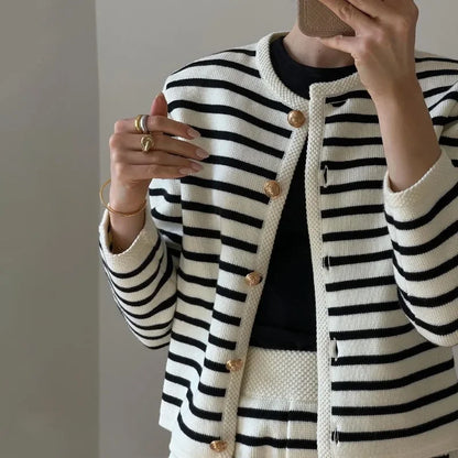 Conjunto Femenino a Rayas de Cardigan con Botones y Shorts – Caroline
