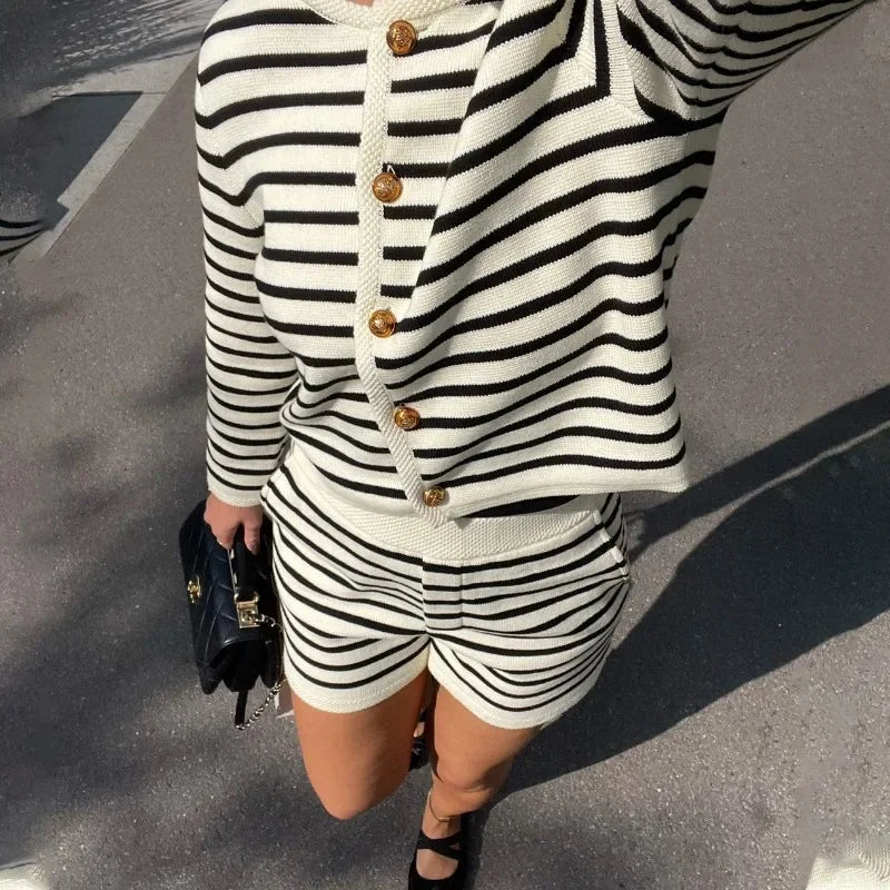 Conjunto Femenino a Rayas de Cardigan con Botones y Shorts – Caroline