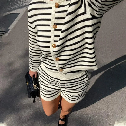 Conjunto Femenino a Rayas de Cardigan con Botones y Shorts – Caroline